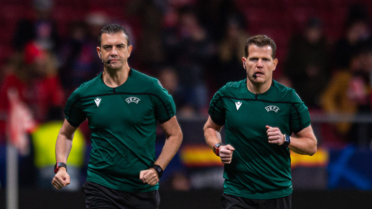 MADRID, SPAIN - DECEMBER 11: (BILD ZEITUNG OUT) assistant referee Vencel Toth, referee Viktor Kassai and assistant referee Gyorgy Ring warm up during the UEFA Champions League group D match between Atletico Madrid and Lokomotiv Moskva at Wanda Metropolitano on December 11, 2019 in Madrid, Spain. (Photo by TF-Images/Getty Images)