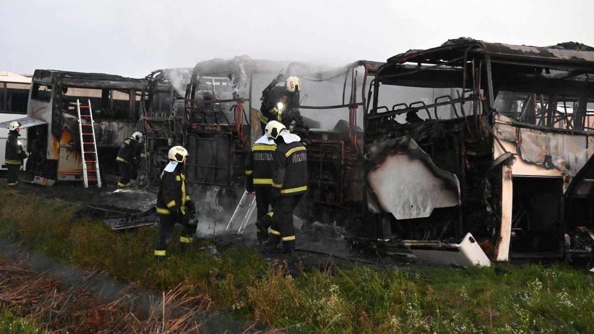 Tűzoltók Dunavarsányban, egy Neumann János úti telephelyen, ahol kiégett több autóbusz 2021. szeptember 15-én.