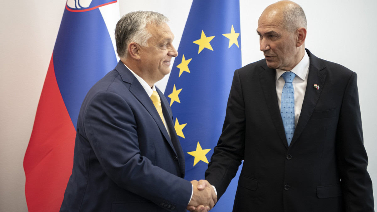 A Miniszterelnöki Sajtóiroda által közreadott képen Janez Jansa szlovén kormányfő (j) fogadja Orbán Viktor magyar miniszterelnököt a szlovéniai Celjében 2021. szeptember 15-én.