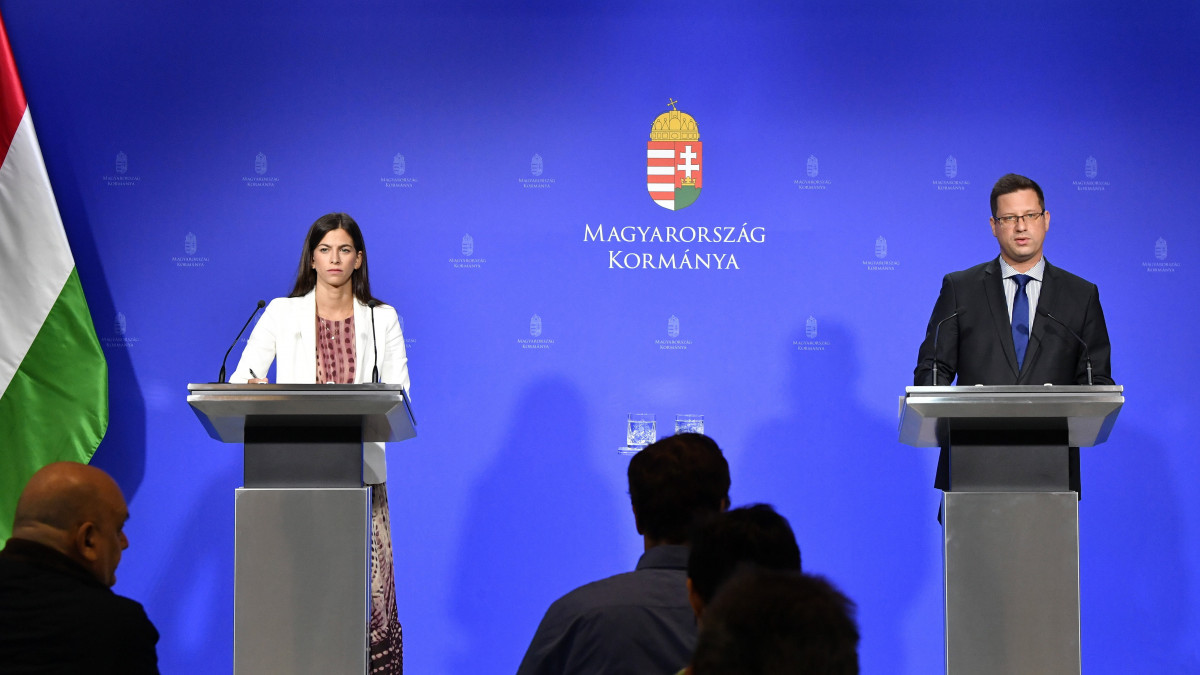 Gulyás Gergely, a Miniszterelnökséget vezető miniszter (j) és Szentkirályi Alexandra kormányszóvivő a Kormányinfó sajtótájékoztatón a Miniszterelnöki Kabinetiroda sajtótermében 2021. szeptember 15-én.