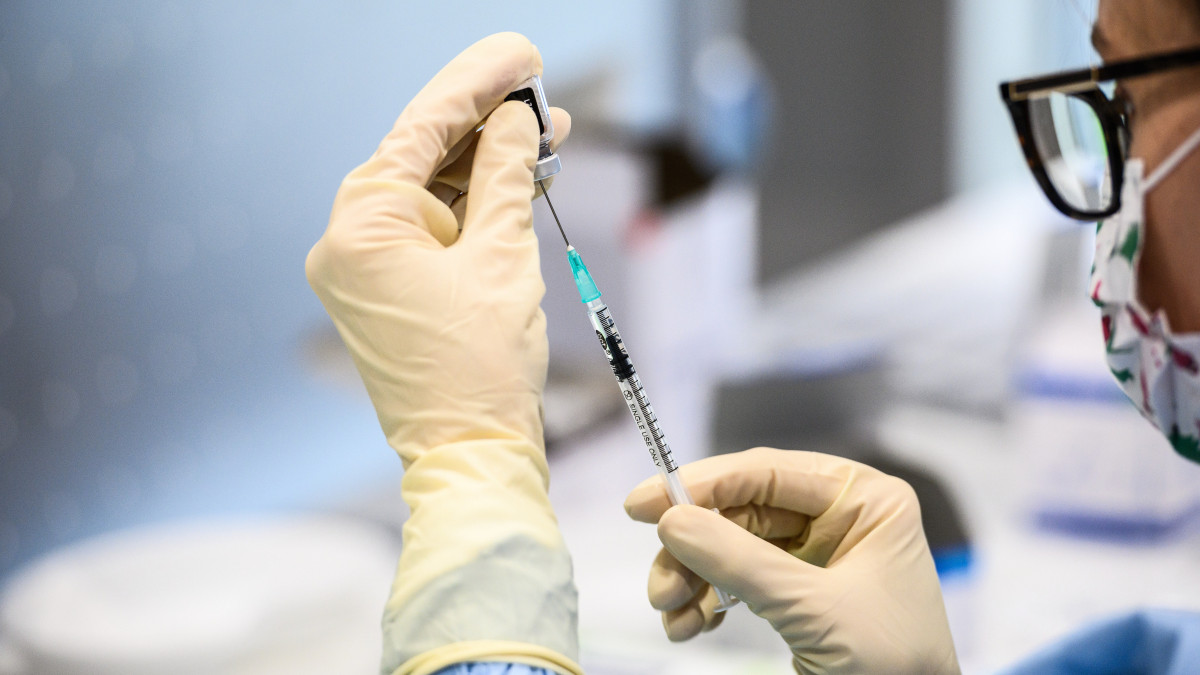 A koronavírus (COVID-19) elleni vakcina beadására készül egy egészségügyi dolgozó a torinói San Giovanni Bosco kórházban 2020. december 27-én. Ezen a napon kezdődik az Európai Unió (EU) tagállamaiban a lakosság összehangolt beoltása. Az Európai Bizottság december 21-én adott feltételes forgalombahozatali engedélyt a német BioNTech és az amerikai Pfizer gyógyszeripari vállalatok által kifejlesztett vakcina európai alkalmazására. Az oltóanyag az első EU-ban engedélyezett koronavírus elleni vakcina.