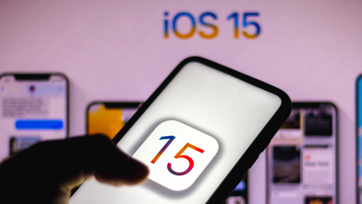 BRAZIL - 2021/06/08: In this photo illustration the iOS 15 logo seen displayed on a smartphone.Apple has started its Worldwide Developers Conference (WWDC), an information technology conference, where it presented the iOS 15, iPadOS 15, macOS 12 and watchOS 8. (Photo Illustration by Rafael Henrique/SOPA Images/LightRocket via Getty Images)