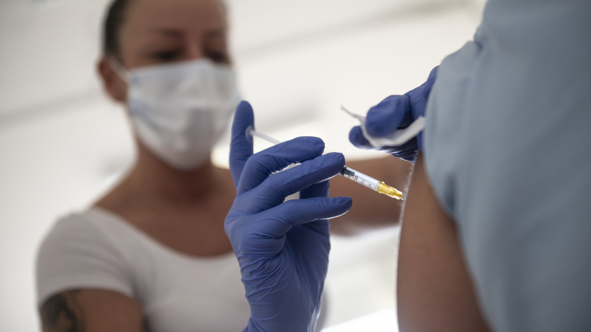 Megkapja egy nő az amerikai Johnson & Johnson leányvállalata, a Janssen egyadagos koronavírus elleni vakcináját harmadik, emlékeztető oltásként a hatvani Albert Schweitzer Kórház-Rendelőintézet oltópontján 2021. szeptember 15-én.