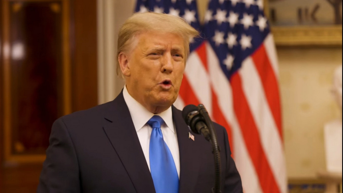 A Fehér Ház által közreadott, videofelvételről készített kép Donald Trump leköszönő amerikai elnökről a nemzethez intézett beszéde közben a washingotni Fehér Házban 2021. január 19-én, az utolsó hivatali napján.