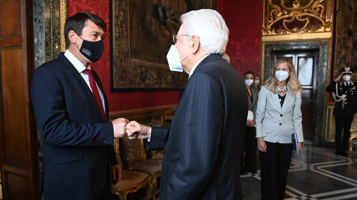 Sergio Mattarella olasz köztársasági elnök (j) fogadja Áder János magyar államfőt a Quirinale elnöki palotában 2021. szeptember 16-án. 