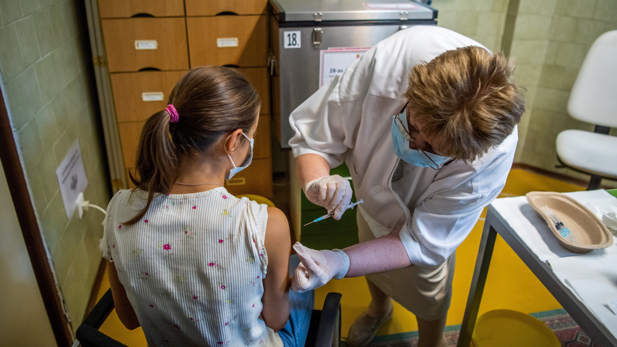 Egy orvos beolt egy diákot a német-amerikai fejlesztésű Pfizer-BioNTech koronavírus elleni oltóanyaggal, a Comirnaty-vakcinával Budapesten, a Városmajori Gimnáziumban 2021. augusztus 30-án. Az iskolákban a koronavírus elleni oltásokat augusztus 30-án és 31-én, valamint szeptember 2-án és 3-án adják be az iskolaorvosok és háziorvosok bevonásával. Az oltás Pfizer-vakcinával történik.