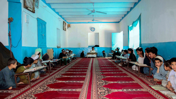 Afganisztán: vissza kell térniük az iskolába a nagyobbaknak – de csak a fiúknak