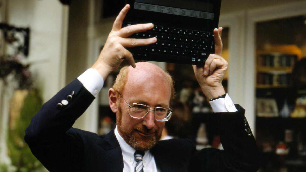 Sir Clive Sinclair, Chairman  Sinclair Research LtdWith his new Z88 Laptop Computer. (Photo by Photoshot/Getty Images)