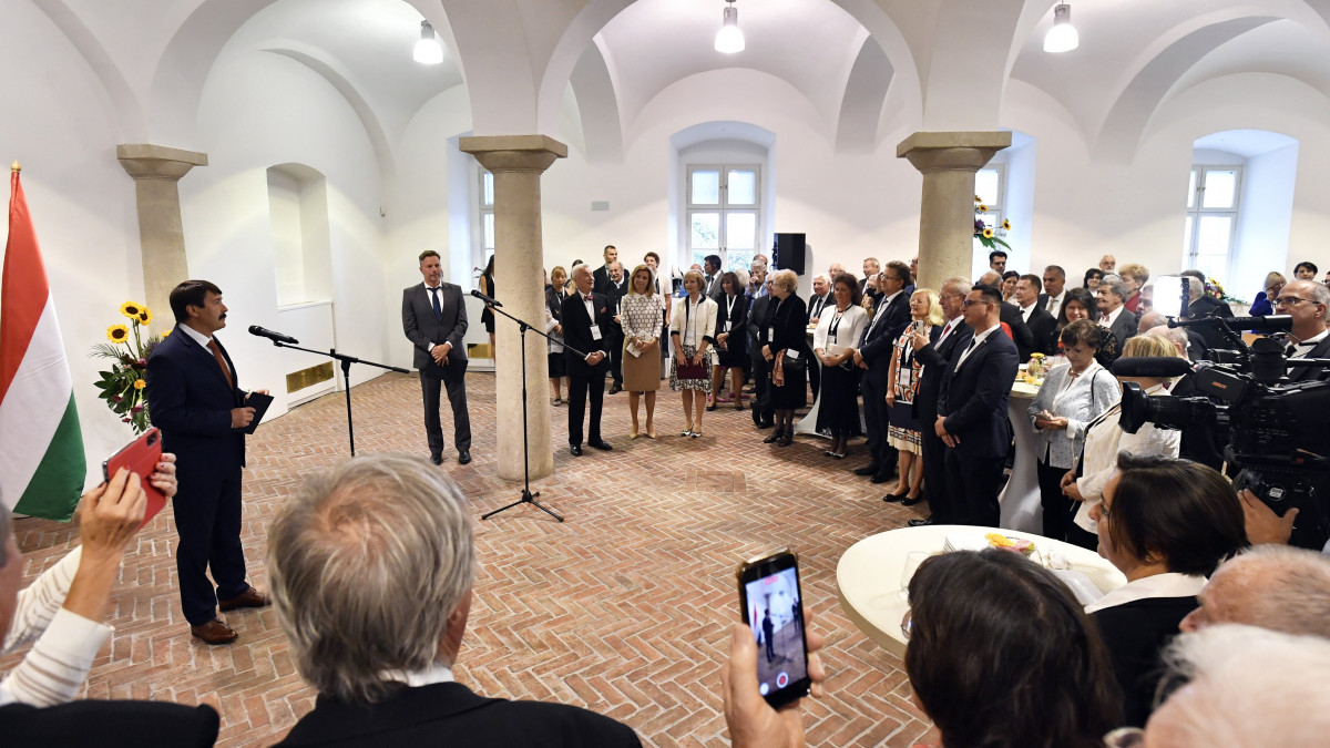 Áder János köztársasági elnök beszédet mond a Sándor-palotában, ahol fogadta a Magyarország Barátai Alapítvány tagjait 2021. szeptember 17-én.