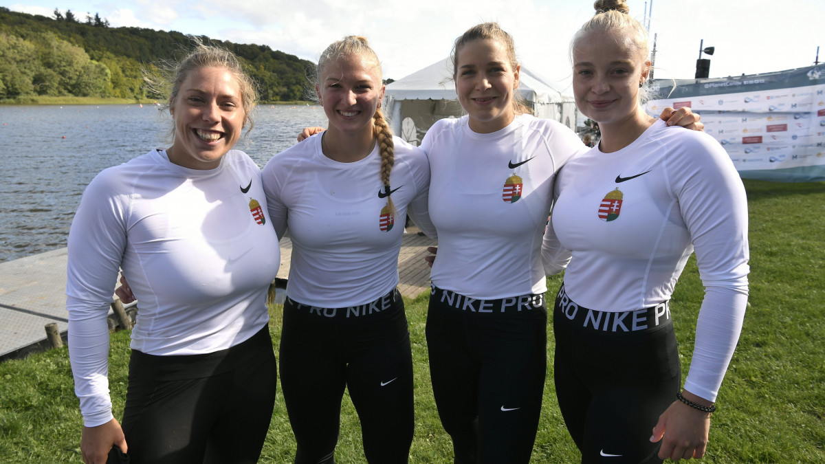 Az ezüstérmes Balla Virág, Takács Kincső, Gönczöl Laura és Opavszky Réka a kajak-kenu világbajnokság kenu négyesek női 500 méteres versenyének döntője után a koppenhágai Bagsvaerd-tavi versenypályán 2021. szeptember 19-én.