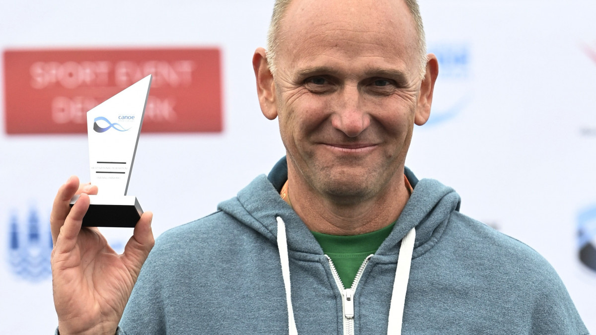 Hüttner Csaba szövetségi kapitány a legeredményesebb csapatnak járó díjjal a kajak-kenu világbajnokság döntőnek végén, a koppenhágai Bagsvaerd-tavi versenypályán 2021. szeptember 19-én.