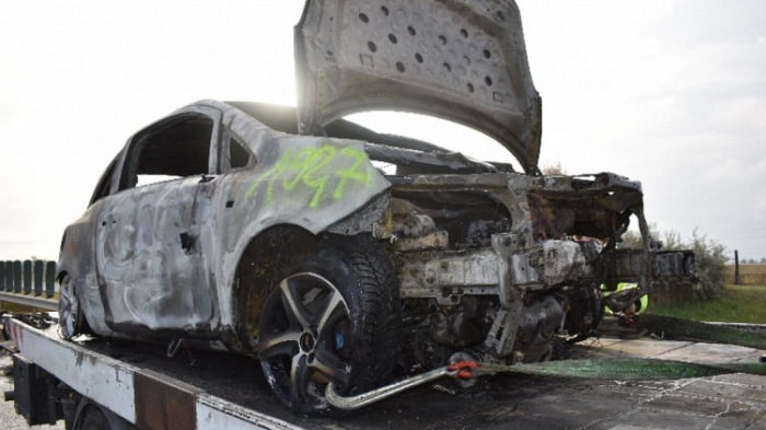 Durván kiégett egy kocsi az M1-esen - képek