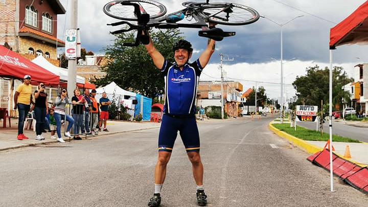 Szőnyi Ferenc a mexikói ultratriatlon verseny kerékpáros számának (900 km) befejezésekor