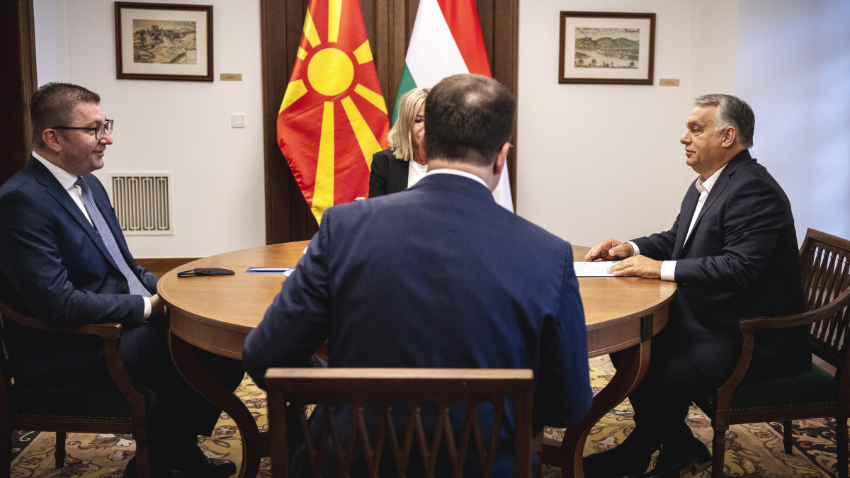 A Miniszterelnöki Sajtóiroda által közreadott képen Orbán Viktor miniszterelnök, a Fidesz elnöke (j) fogadja a Belső Macedón Forradalmi Szervezet - Macedón Nemzeti Egység Demokratikus Pártja (VMRO-DPMNE) vezetőségét, Hrisztijan Mickoszki elnököt (b) és Alekszandar Nikoloszki alelnököt a Karmelita kolostorban 2021. szeptember 21-én. A kormányfő mellett Rahói Zsuzsanna külpolitikai főtanácsadó.
