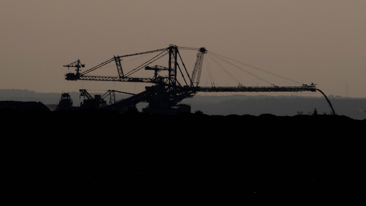Kőzettörmeléket tölt egy gép a Welzow Süd külszíni fejtésű lignitbánya meddőhányójára a szászországi Welzow közelében 2019. augusztus 28-án. A német kormány által 2018. június 6-án életre hívott országos szénbizottság, a WSB 2019. januári jelentésében azt javasolta, hogy Németország 2038-ig építse le a szénkitermelést, és zárja be a 84 megmaradt szénbányáját is annak érdekében, hogy teljesíthesse az Európai Unió emissziós kvótáját. A Kohlekommission néven közismert bizottság fő feladata, hogy menetrendet alkosson a szén- és ligniterőművek szisztematikus kiiktatásáról az elkövetkezendő két évtizedben.