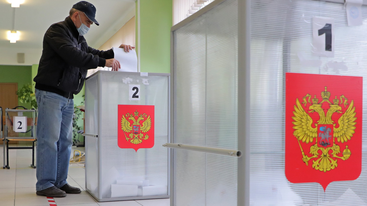 Védőmaszkos szavazó Moszkvában az orosz parlamenti és önkormányzati választások harmadik napján, 2021. szeptember 19-én.