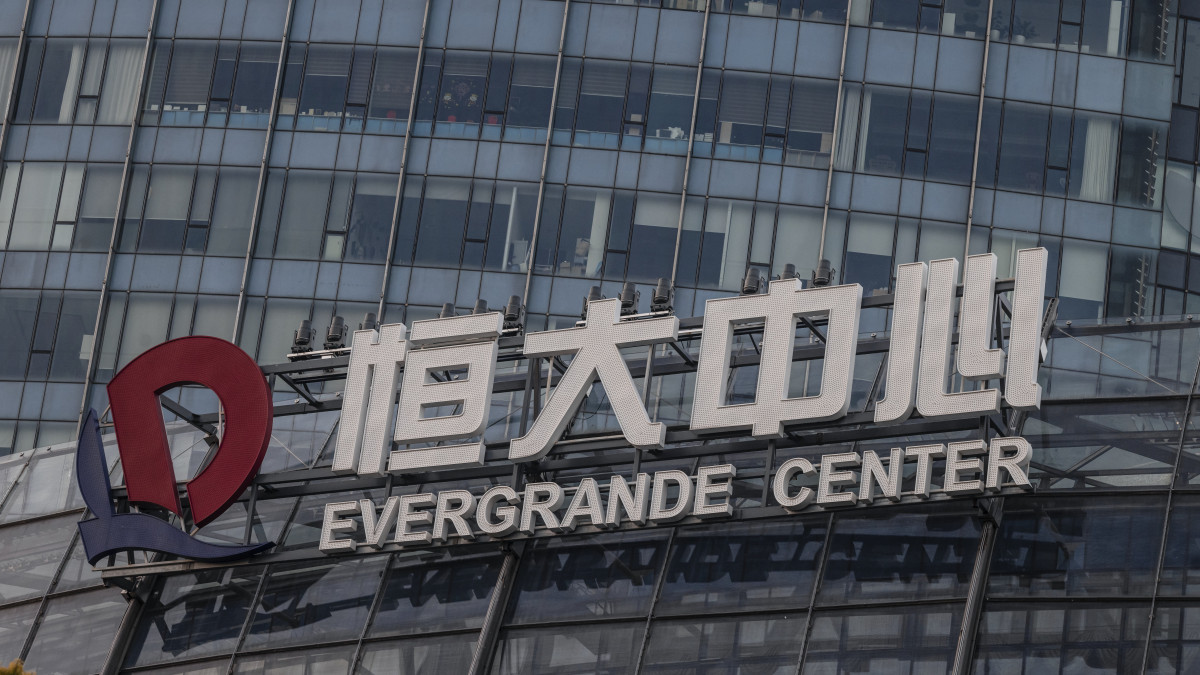 Az Evergrande Center logója az Evergrande kínai ingatlanfejlesztő csoport épületének bejáratánál Sanghajban 2021. szeptember 21-én. Jelentések szerint az Evergrande-nek több mint 300 milliárd dollárnyi adóssága van.