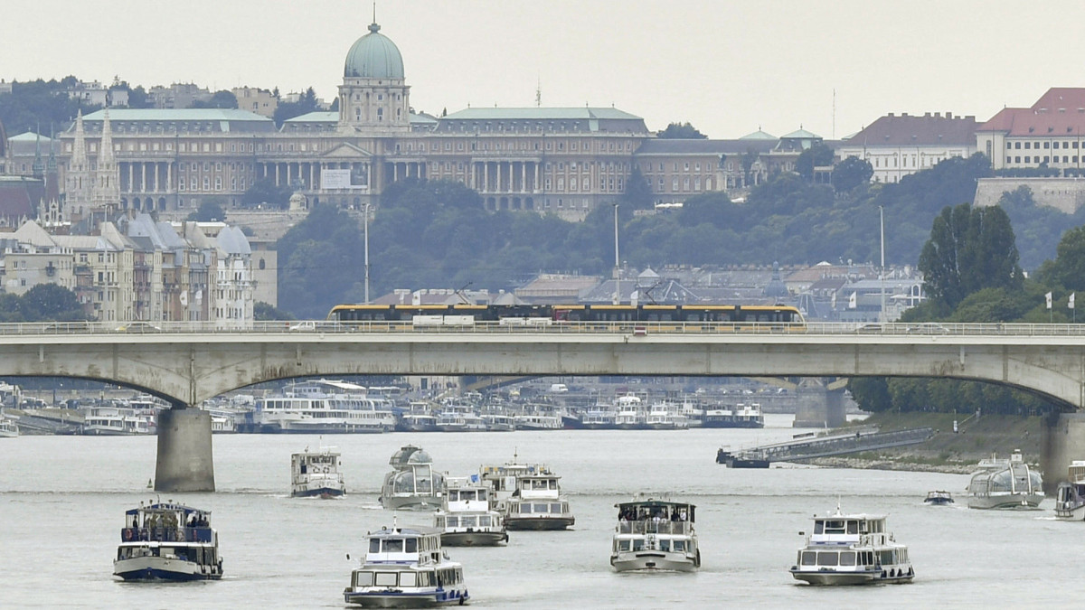 Hajókonvoj halad az Árpád hídnál a dunai hajóbaleset két magyar áldozatának, a Hableány kapitányának és matrózának búcsúztatásán 2019. július 12-én.