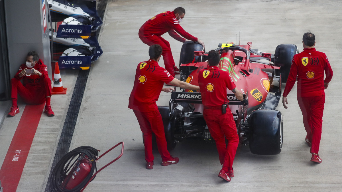 Technikusok tolják Carlos Sainznak, a Ferrari csapat spanyol versenyzőjének autóját a Forma-1-es autós gyorsasági világbajnokságnak otthont adó Szocsi Autodrom versenypályán 2021. szeptember 23-án.  A futamot 26-án rendezik.