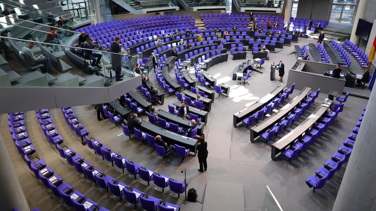 A kellő távolság megtartására felszólító, Kérem szabadon hagyni feliratú üzeneteket helyeztek a székekre a koronavírus-járvány miatt a német parlamenti alsóház, a Bundestag üléstermében Berlinben 2020. március 25-én. A megvitatandó kérdések között szerepel a 2020-as kiegészítő költségvetési törvény, a koronavírus okozta válsághelyzet, a kórházi segélyekről szóló törvény, a lakosság védelme és a szociális biztonság.