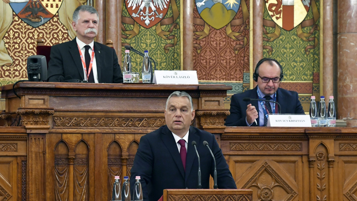 Orbán Viktor miniszterelnök beszédet mond a visegrádi és a délkelet-európai országok házelnökeinek konferenciáján az Országházban 2021. szeptember 24-én. A kormányfő mögött Kövér László, az Országgyűlés elnöke.