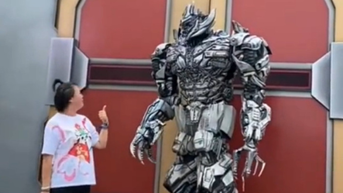 Nem mindennapi módon utasított rendre egy robot egy gyereket - videó