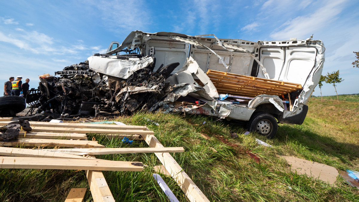 Összeroncsolódott furgon az 55-ös úton Felsőszentiván és Tataháza között 2021. szeptember 24-én. A teherjármű összeütközött egy menetrend szerint közlekedő autóbusszal. A balesetben egy ember meghalt.