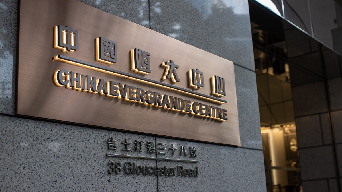 Cégtábla a China Evergrande kínai ingatlanfejlesztő csoport hongkongi székháza bejáratánál 2021. szeptember 14-én. A válallat előző nap bejelentette, hogy szeptemberben várhatóan jelentősen csökkeni fognak az eladásai. Az Evergrande jelenleg a világ legeladósodottabb cége.