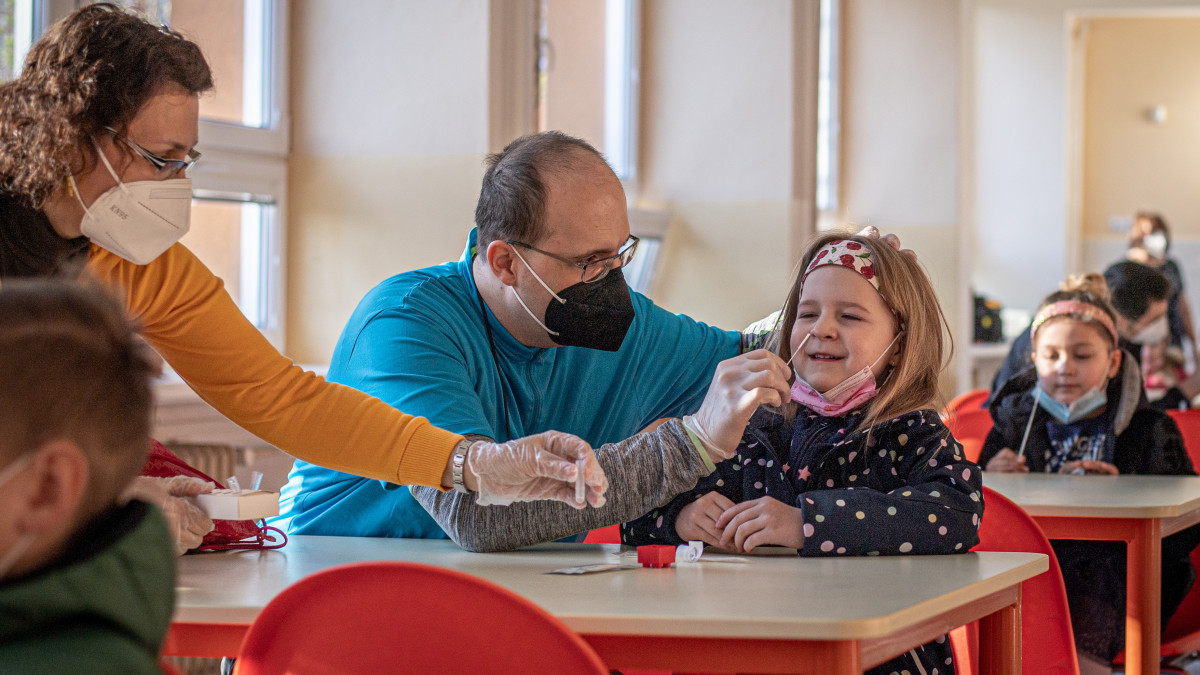 OSTRAVA, CZECH REPUBLIC - APRIL 11: A parent helps to a girl perform antigen test as first to fifth grades return to elementary schools across the country in Ostrava, Czech Republic on April 11, 2021. The Czech government closed all schools due to the COVID-19 pandemic since 01 March 2021. Pupils must be tested by antigen tests for COVID-19 two times a week. (Photo by Lukas Kabon/Anadolu Agency via Getty Images)