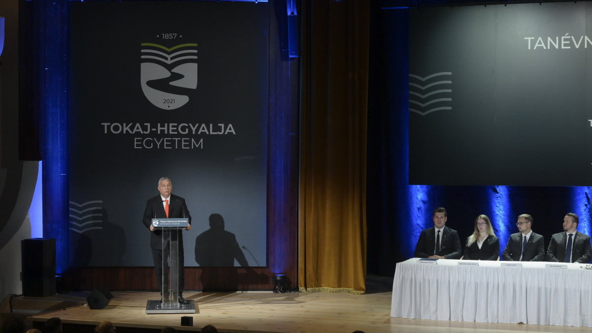Orbán Viktor miniszterelnök (b) beszédet mond a Tokaj-Hegyalja Egyetem tanévnyitó ünnepségén Sárospatakon 2021. szeptember 25-én.