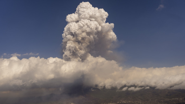 A vulkánkitörés miatt lezárták La Palma sziget repülőterét