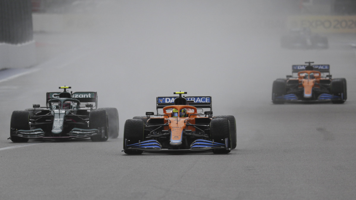 Sebastian Vettel, az Aston Martin német, Lando Norris, a McLaren brit és Daniel Ricciardo, a McLaren ausztrál versenyzője (b-j) a Forma-1-es autós gyorsasági világbajnokság Orosz Nagydíjának időmérő edzésén a Szocsi Autodrom versenypályán 2021. szeptember 25-én. A futamot 26-án rendezik.