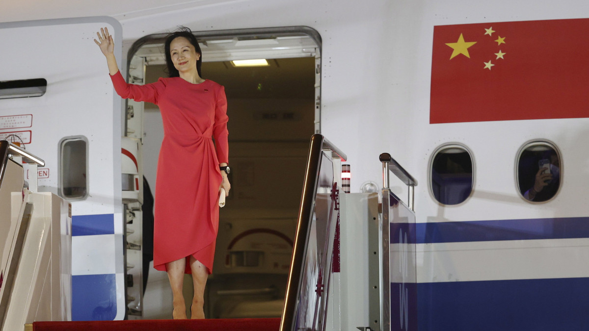 A Hszinhua kínai hírügynökség által közreadott képen Meng Van-csou, a Huawei kínai távközlési óriáscég pénzügyi igazgatója kiszáll egy repülőgépből a Sencsen-Paoani nemzetközi repülőtéren 2021. szeptember 25-én. Kanadában előző nap lezárult a Huawei kínai távközlési óriáscég banki csalással vádolt pénzügyi igazgatójának ügye, akit az Egyesült Államokkal kötött megállapodás értelmében szabadon engedtek, véget vetve ezzel a három évig tartó jogi és diplomáciai bonyodalomnak Peking, Washington, valamint Ottawa között.