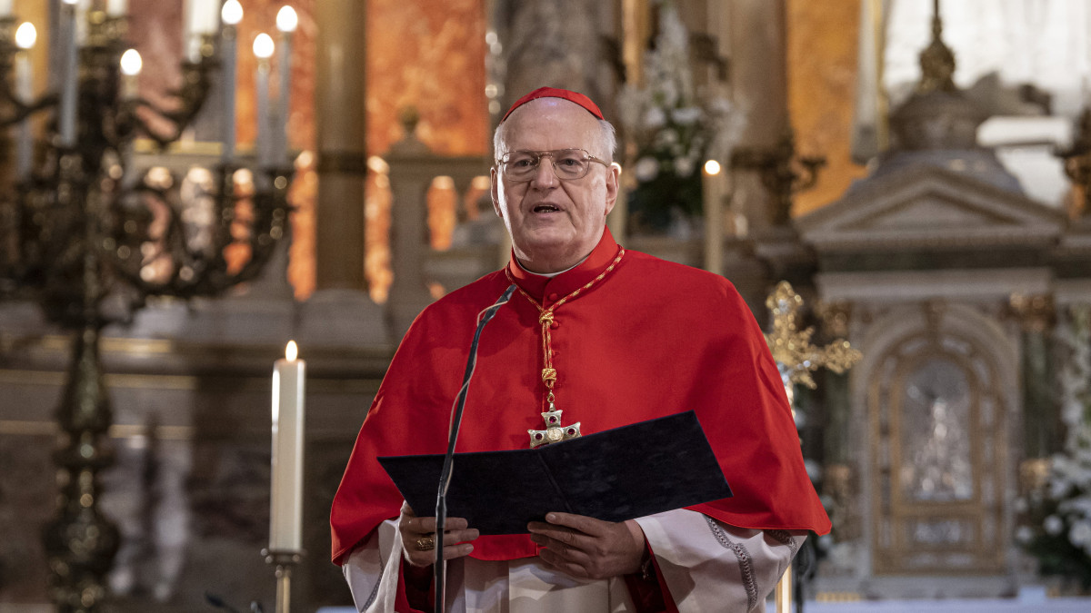Erdő Péter bíboros, esztergom-budapesti érsek köszönti a résztvevőket a Nemzetközi Eucharisztikus Kongresszus alkalmából tartott bizánci rítusú szent liturgián a Szent István-bazilikában 2021. szeptember 8-án.