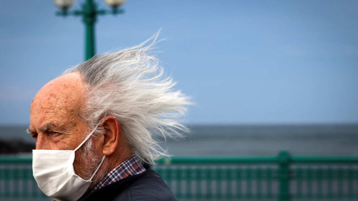 Szél fújja a haját egy idős férfinak az észak-spanyolországi San Sebastián tengerparti sétányán 2021. február 20-án. A baszk városban 130 km/órás szélsebességet mértek ezen a napon.