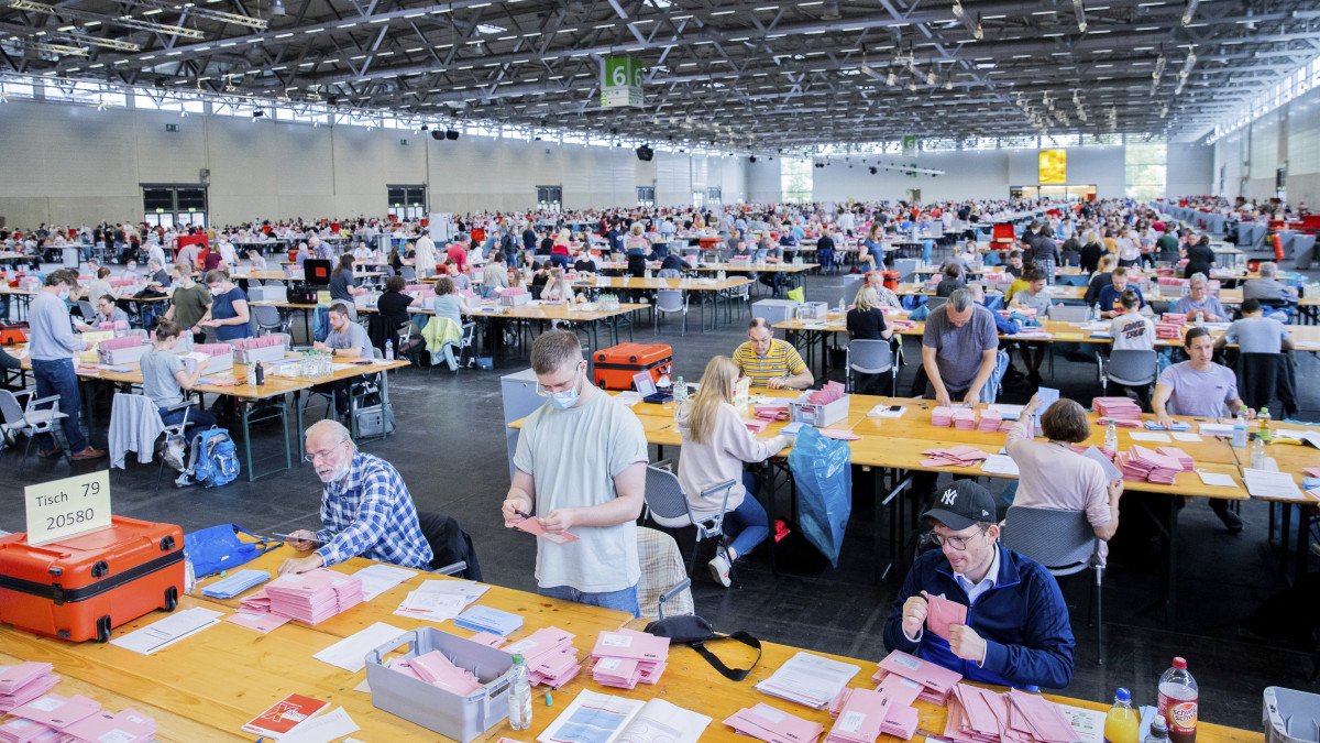 Választási biztosok számolják a német szövetségi parlamenti választáson leadott a levélszavazatokat Kölnben 2021. szeptember 26-án.