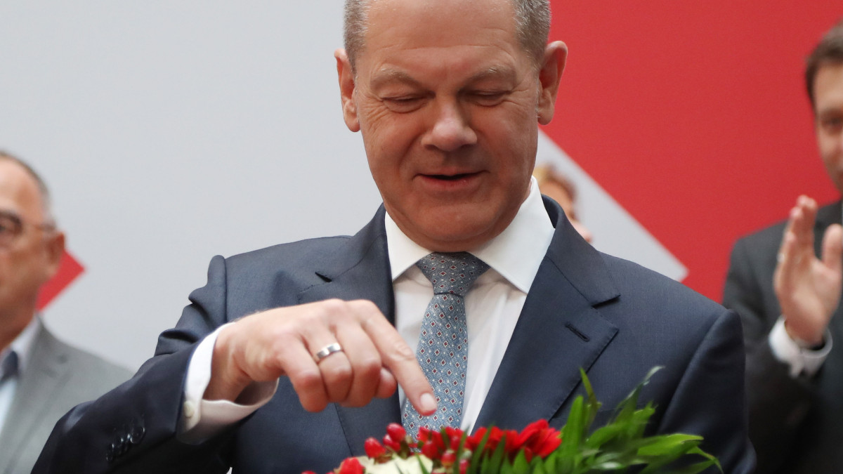 Olaf Scholz német alkancellár, pénzügyminiszter, a Német Szociáldemokrata Párt (SPD) kancellárjelöltje a párt berlini központjában rendezett sajtóeseményen 2021. szeptember 27-én, egy nappal a német szövetségi parlamenti választások után. A Német Szociáldemokrata Párt kapta a legtöbb szavazatot a németországi szövetségi parlamenti (Bundestag-) választáson a szeptember 27-én kora reggel közölt hivatalos előzetes végeredmény szerint. Az SPD a szavazatok 25,7 százalékát gyűjtötte össze.