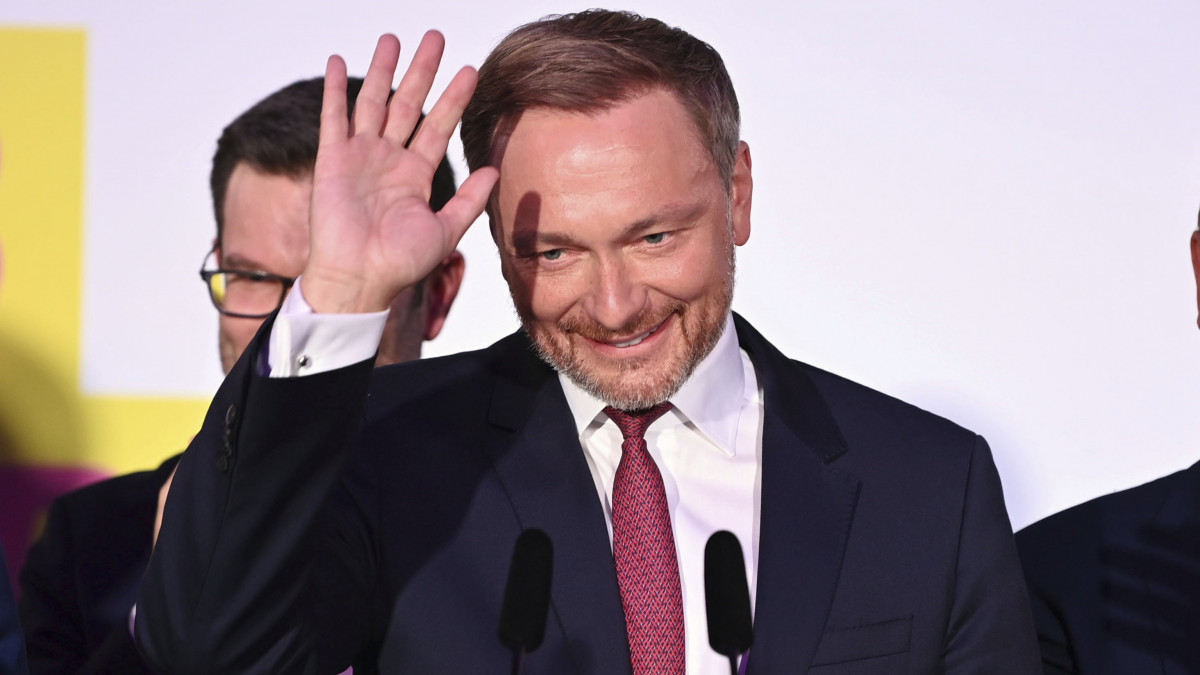 Christian Lindner, az ellenzéki német Szabaddemokrata Párt (FDP) elnöke (j) pártja berlini eredményváró rendezvényén a német szövetségi parlamenti választás estéjén, 2021. szeptember 26-án.