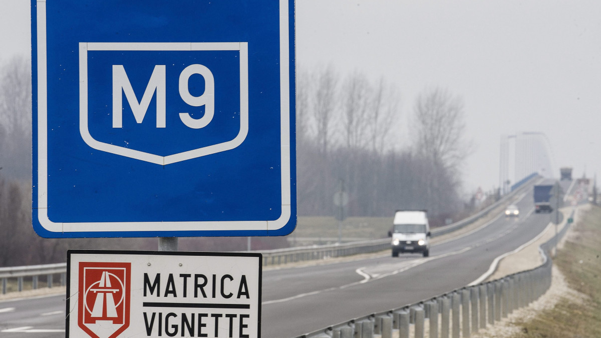 Az útdíjköteles M9-es autóút Szent László hídra vezető szakasza Szekszárd közelében 2015. január 8-án.
