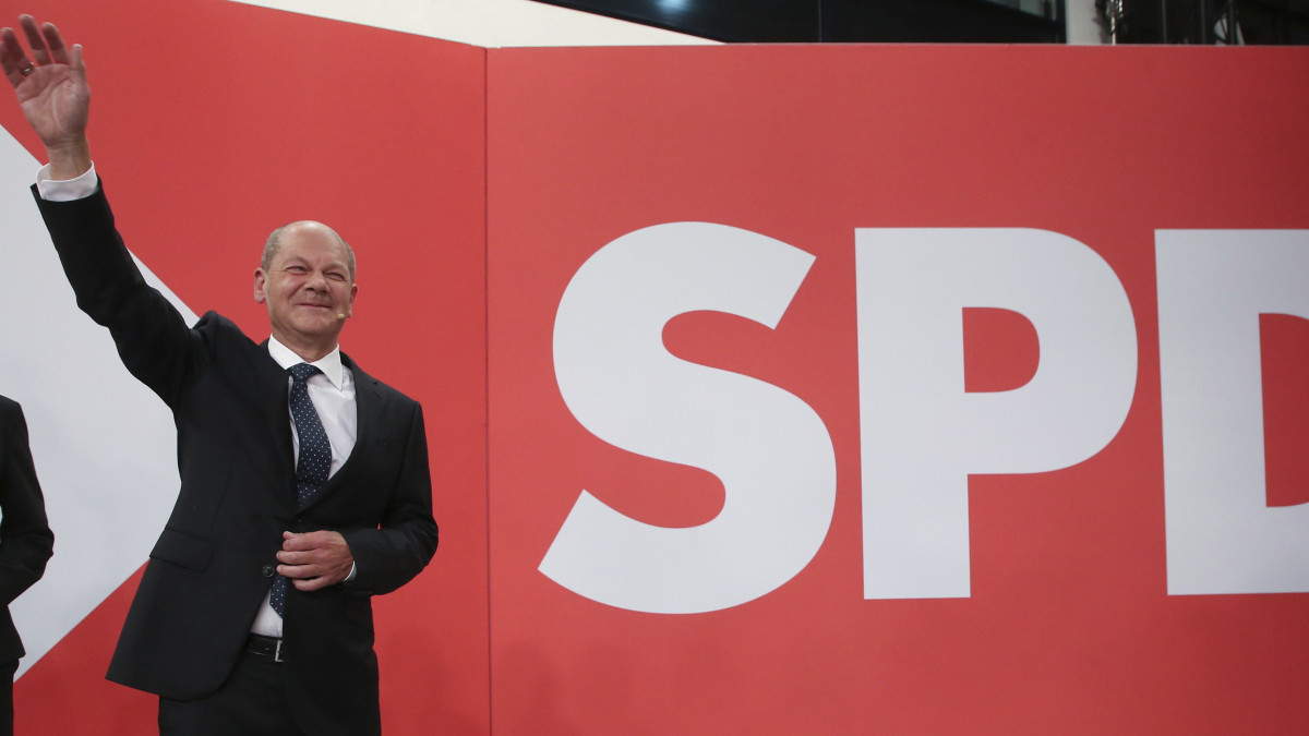 Olaf Scholz német alkancellár, pénzügyminiszter, a Német Szociáldemokrata Párt (SPD) kancellárjelöltje a párt berlini eredményváró rendezvényén a német szövetségi parlamenti választás estéjén, 2021. szeptember 26-án. A Német Szociáldemokrata Párt kapta a legtöbb szavazatot a németországi szövetségi parlamenti (Bundestag-) választáson a szeptember 27-én kora reggel közölt hivatalos előzetes végeredmény szerint. Az SPD a szavazatok 25,7 százalékát gyűjtötte össze.