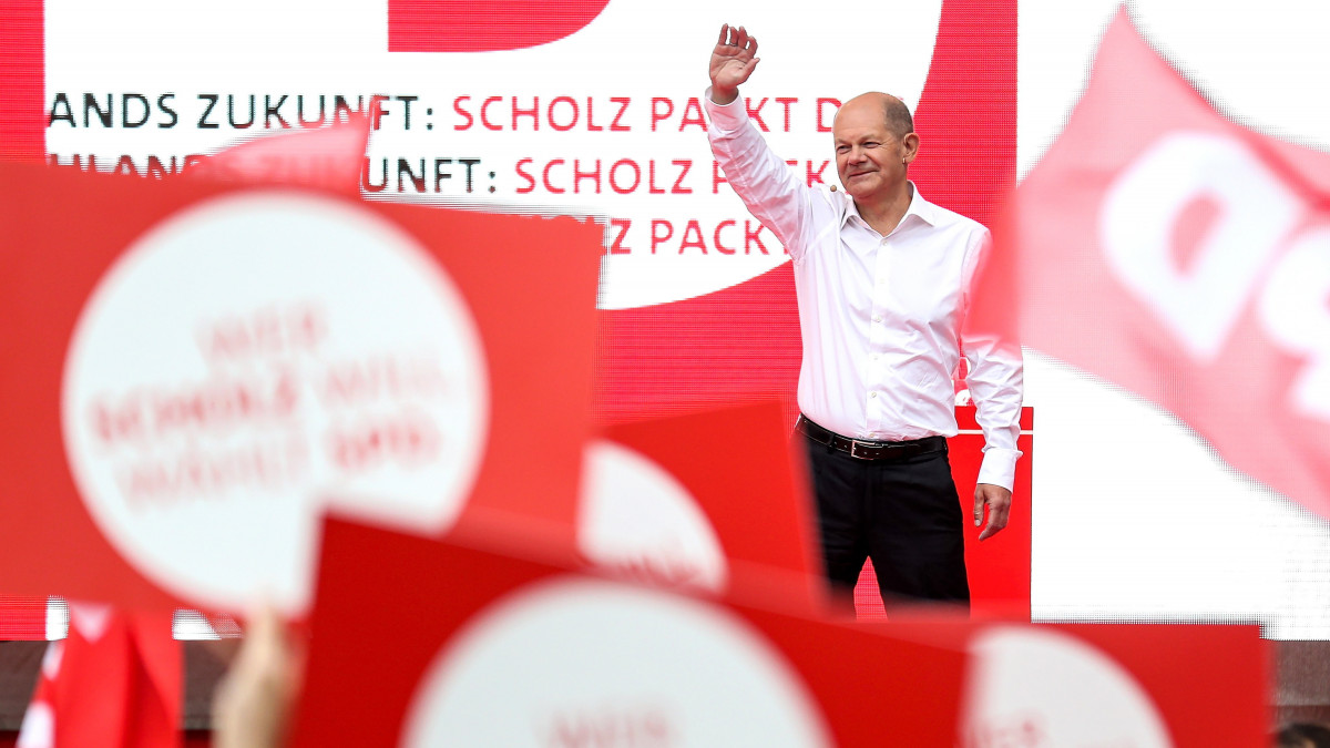 Olaf Scholz német alkancellár, pénzügyminiszter, a Német Szociáldemokrata Párt (SPD) kancellárjelöltje köszönti támogatóit egy kölni kampánygyűlésen 2021. szeptember 24-én. A parlamenti választásokat szeptember 26-án tartják Németországban.