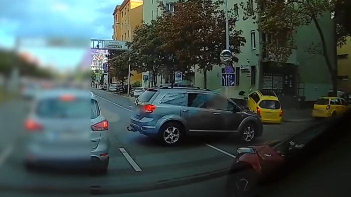 Szinte elszállt a taxi a budai balesetben – videó
