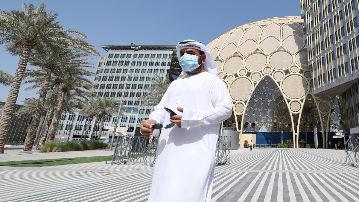 Látogató a koronavírus-járvány miatt egy évvel elhalasztott 2020-as dubaji világkiállításon az expo megnyitás utáni első napján, 2021. október 1-jén.