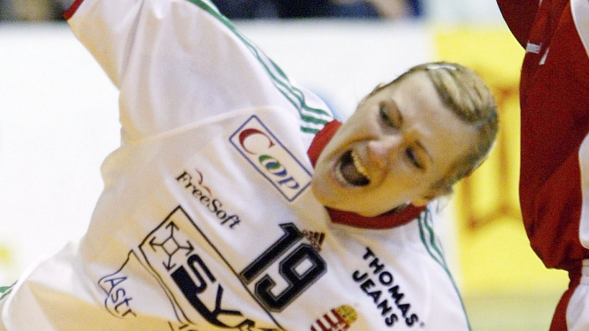 ZAGREB, CROATIA - DECEMBER 13:  Anita Kulcsar of Hungry throws at goal during semi finals of the Womens World Handball Championship at the Dom Sportova stadium on December 13, 2003, in Zagreb, Croatia. (Photo by Jamie McDonald/Getty Images)