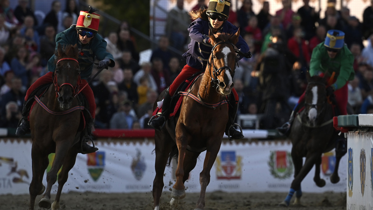 A későbbi győztes Szabó Nikolett, Szabadka lovasa Pipacs nevű lován a 14. Nemzeti Vágta döntőjében a Hősök terén 2021. október 3-án. Balról a későbbi második helyezett hevesi Nagy Arnold.