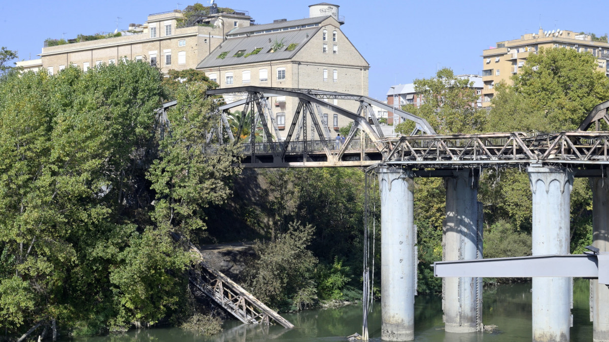 A tűzvészben megrongálódott római Ponte dellIndustria - ismertebb nevén Ponte di Ferro - híd 2021. október 3-án hajnalban. Az ikonikus fémhíd külső részének szerkezete a hatalmas tűzben összeomlott és a Tevere (Tiberis) folyóba zuhant.