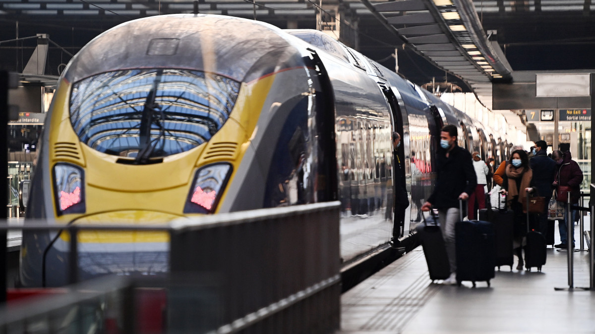 Utasok szállnak fel az Eurostar vasúttársaság Londonból Párizsba és Brüsszelbe közlekedő járatai egyikére a londoni St. Pancras pályaudvaron 2021. január 22-én. A koronavírus-járvány miatt drasztikusan csökkent az utasok száma a járatokon, és a társaság pénzügyi nehézségekkel küzd. Franciaország és az Egyesült Királyság tárgyalásokat kezdett a cég megmentése érdekében.