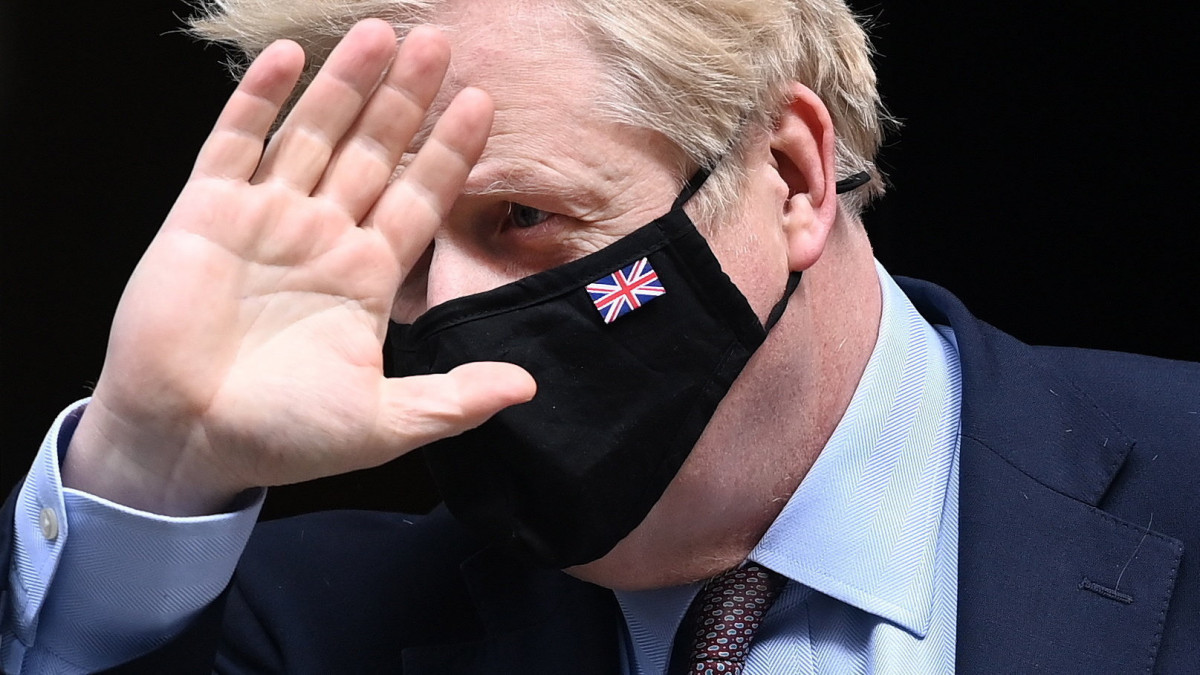 Boris Johnson brit miniszterelnök távozik a londoni kormányfői rezidenciáról, a Downing Street 10-ből, hogy részt vegyen a képviselői kérdések és azonnali miniszterelnöki válaszok alsóházi órájában a brit parlament alsóházában, Londonban 2021. május 26-án.
