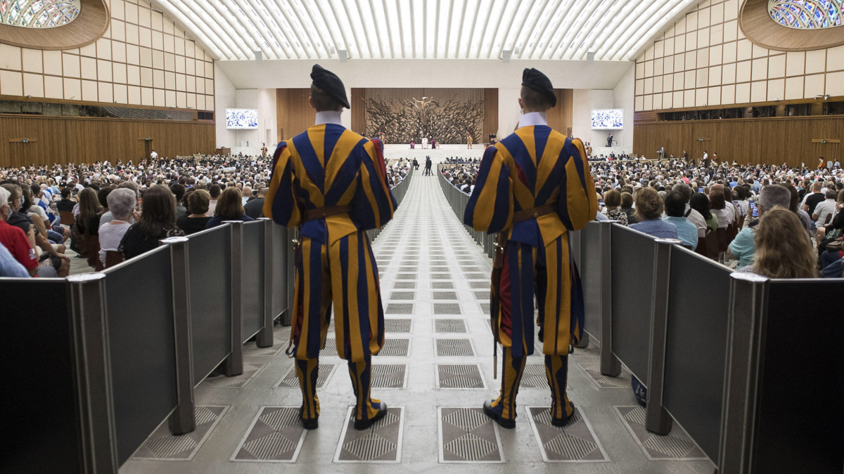 A Vatikáni Média által közreadott kép a római katolikus egyházfő testőrségét adó svájci gárda két tagjáról Ferenc pápa heti általános audienciáján a Vatikán VI. Pál pápa termében 2021. szeptember 29-én.