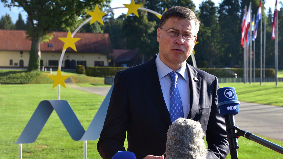 Valdis Dombrovskis, az Európai Bizottságnak az emberközpontú gazdaságért felelős ügyvezető alelnöke az Európai Unió gazdasági és pénzügyminiszteri tanácsának, az Ecofinnek a kétnapos nem hivatalos ülésére érkezik a szlovéniai Brdo pri Kranjuban 2021. szeptember 10-én.